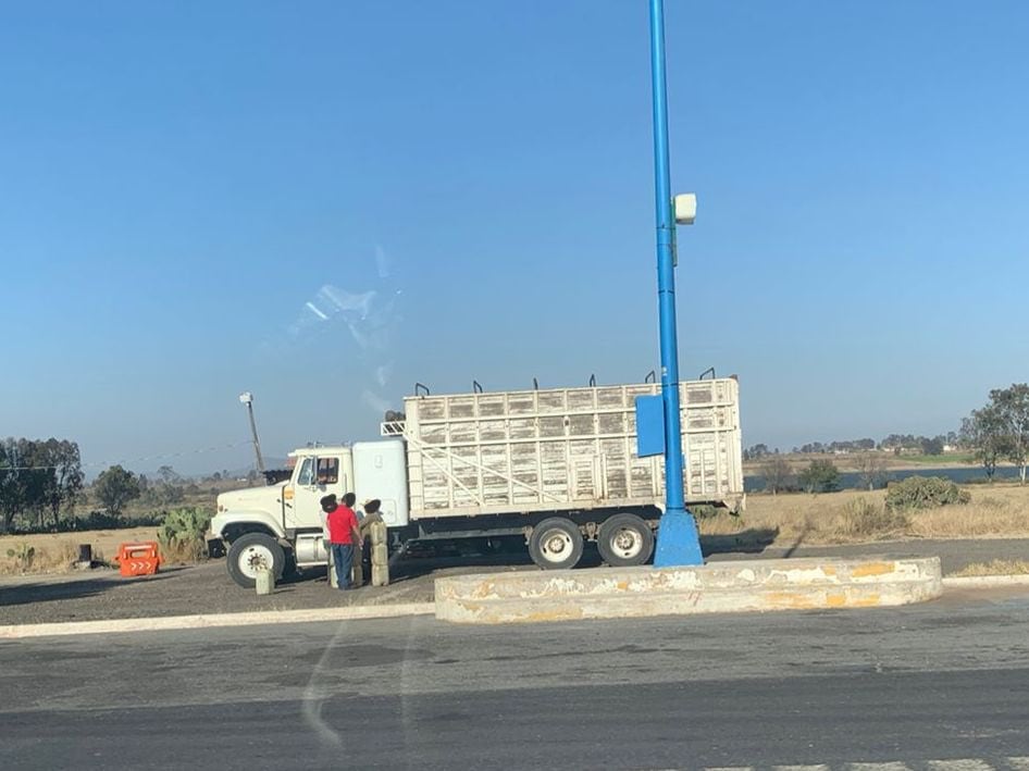 Fotografía de evidencia de la venta de Huachicol en la carretera México-Querétaro