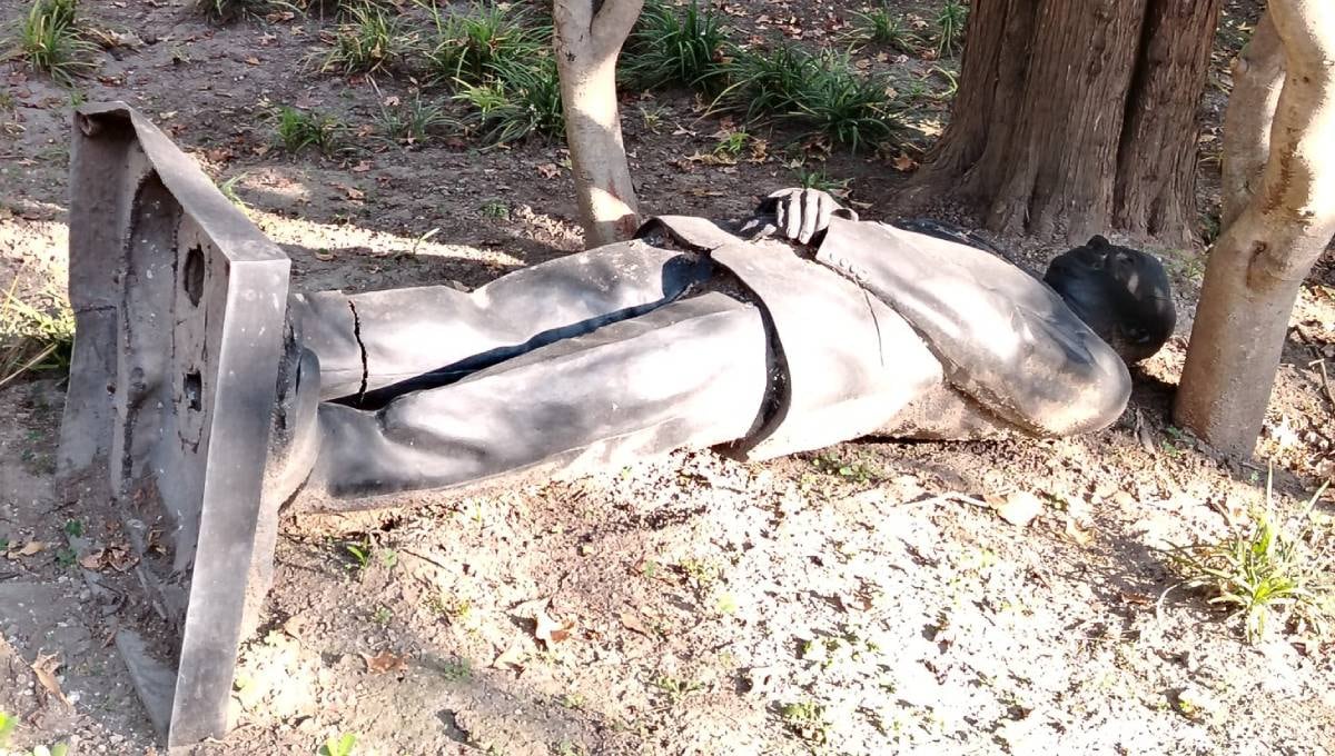 Estatua de Felipe Calderón en Los Pinos