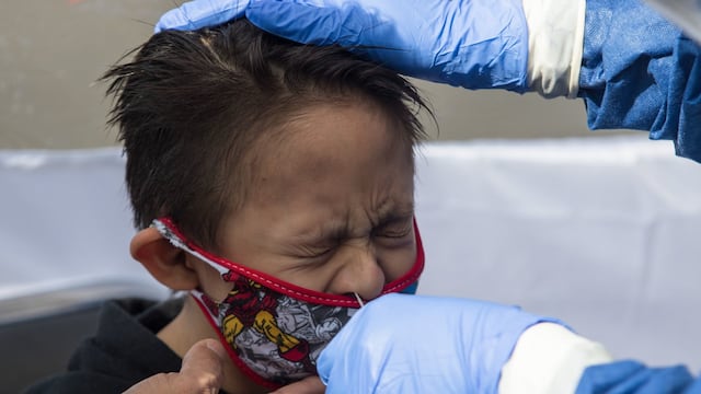Un niño se realiza la prueba de coronavirus.