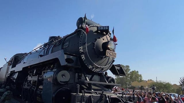 Locomotora “The Empress 2816″ en su paso por Nopala de Villagrán, Hidalgo