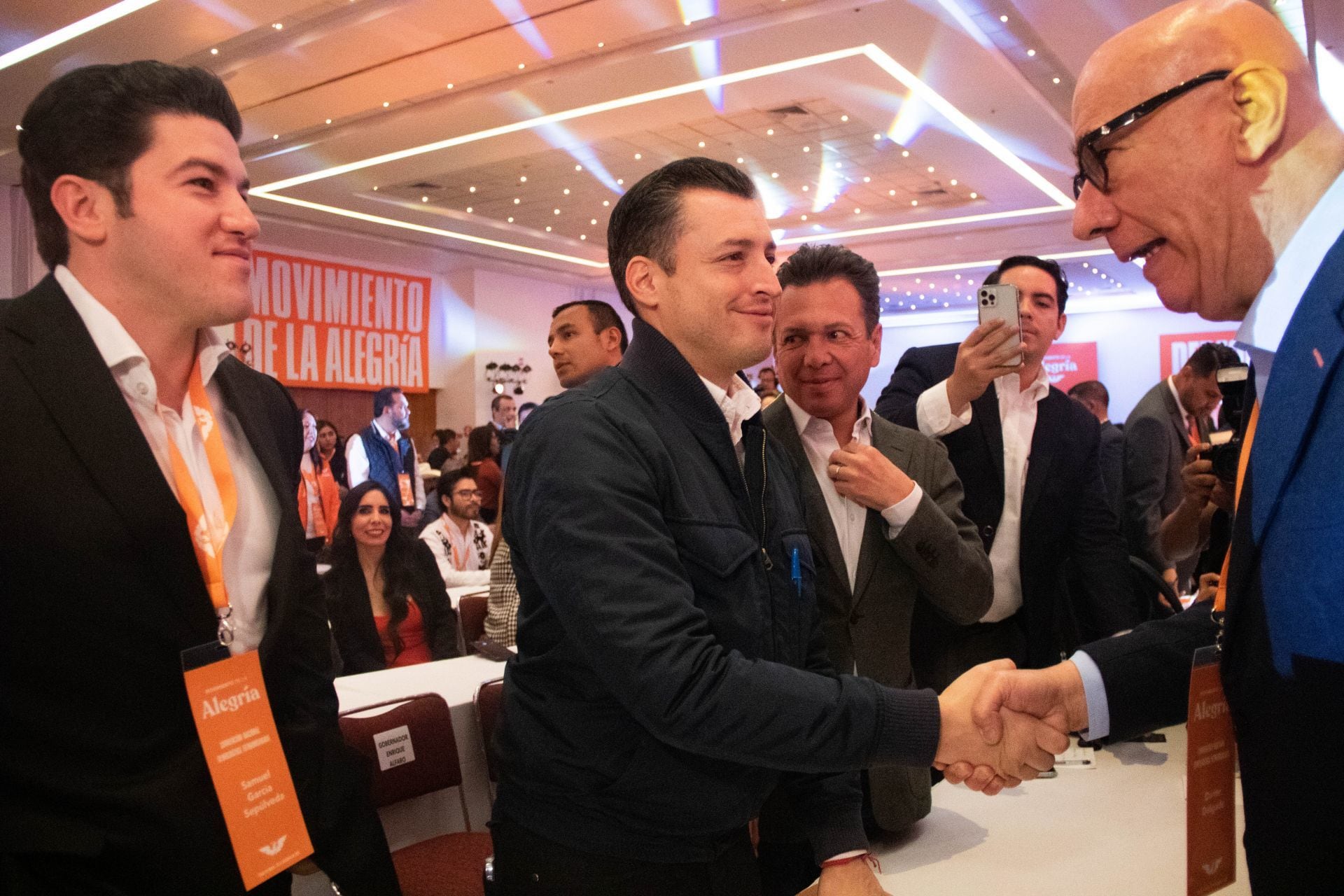 Dante Delgado dirigente de MC, con Samuel García y Luis Donaldo Colosio Riojas en la Convención Nacional de este partido.