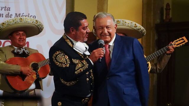 AMLO se negó a echarse un palomazo con el mariachi