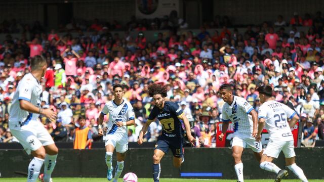 César "chino" Huerta de Pumas desborda a jugadores de Monterrey