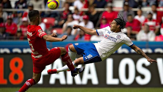 Peña intenta remate de tijera.