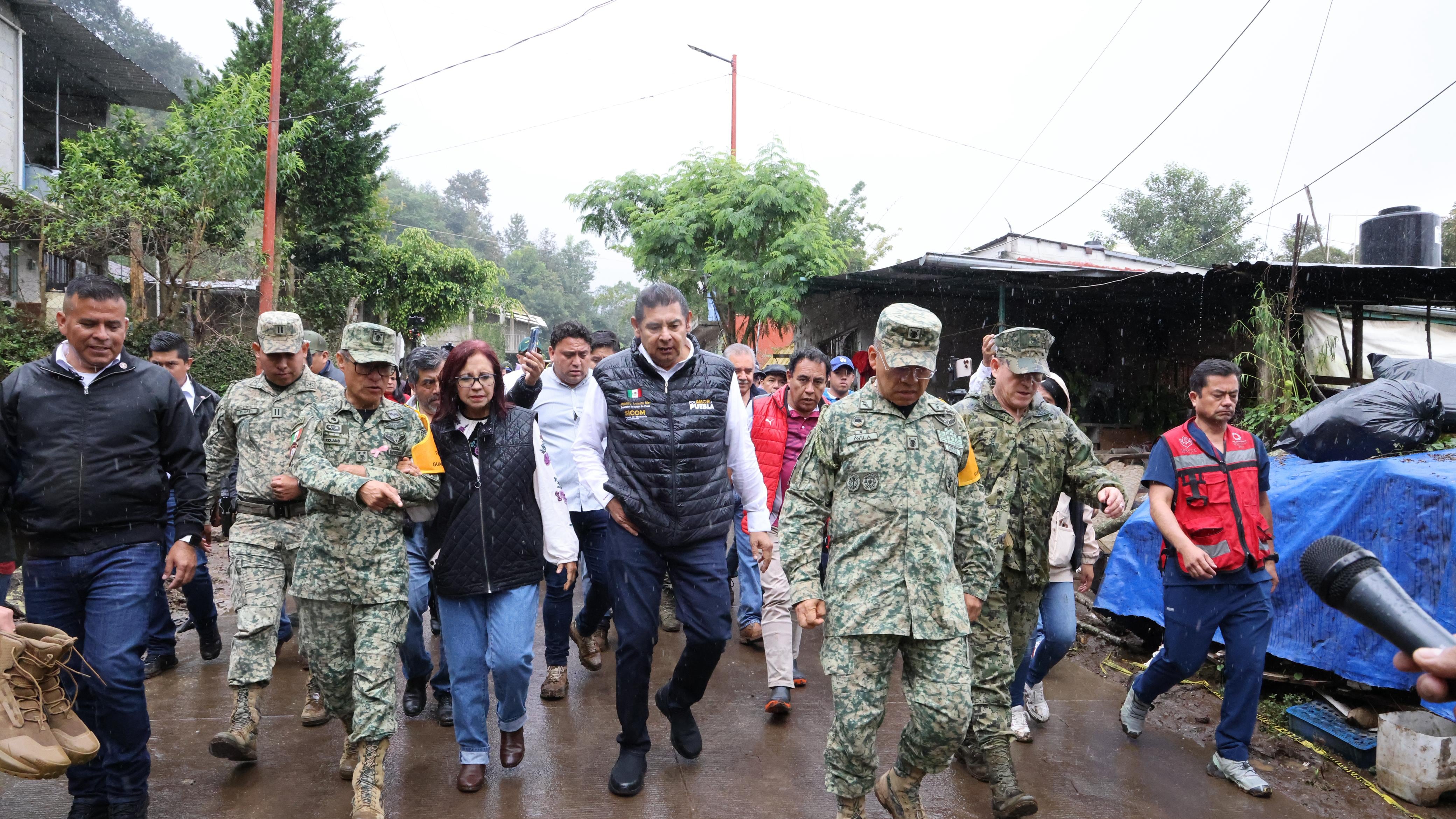 Alejandro Armenta recorre colonias en la Sierra Norte de Puebla para constatar labores de limpieza