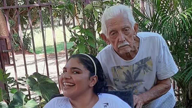 Abuelo y su nieta influencer