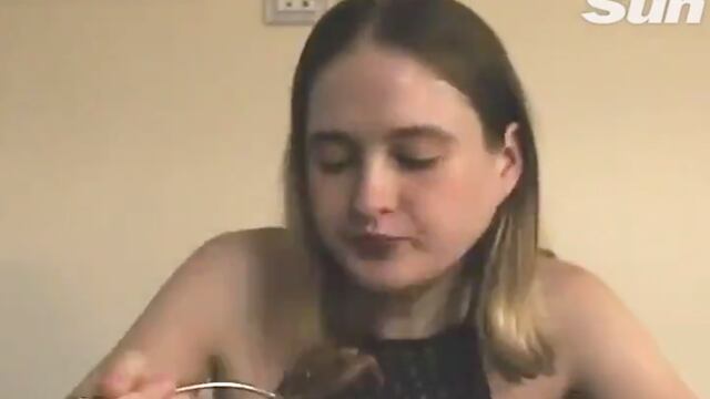 Chica comiendo nutella