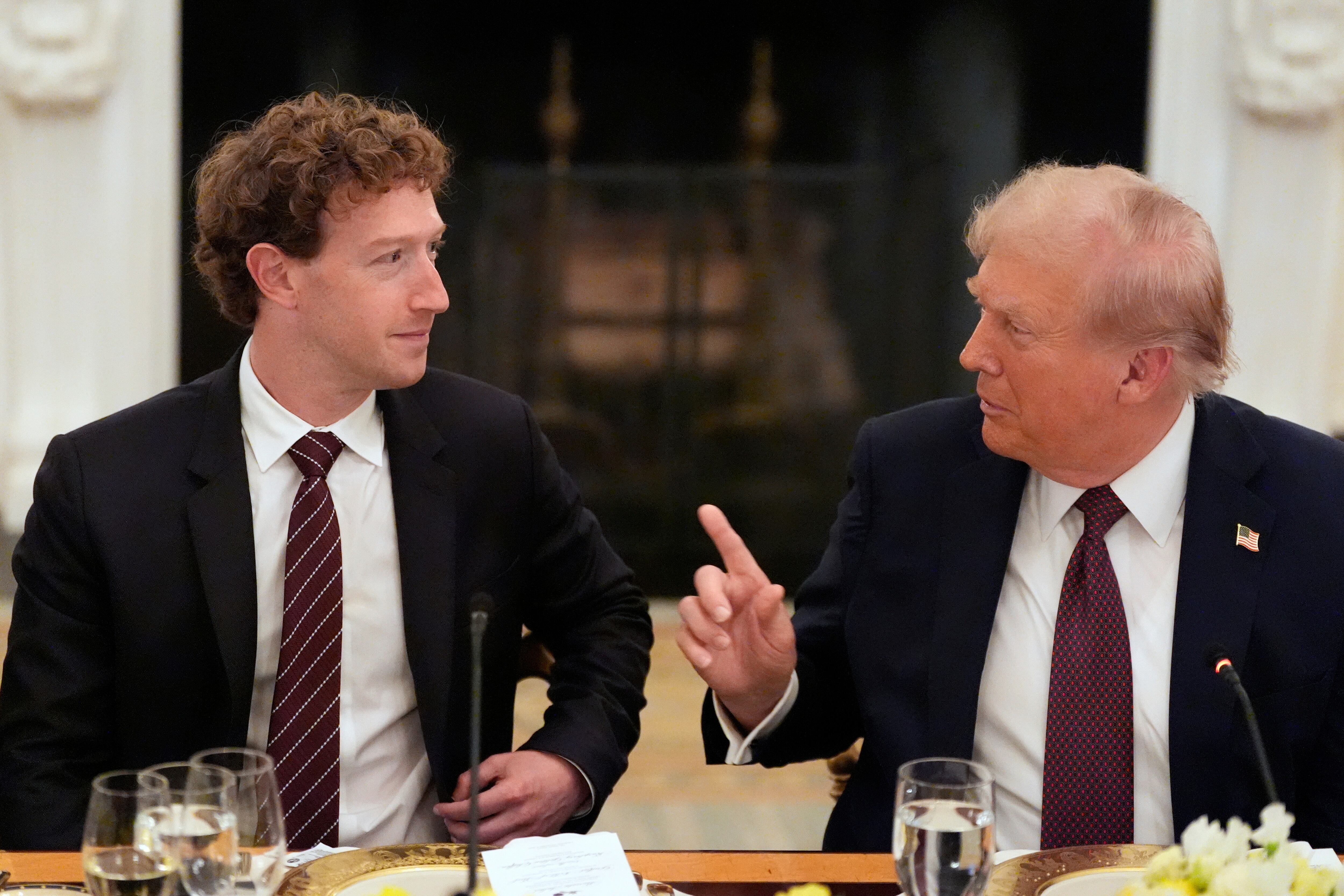 Trump Impulsa Dominio de IA en EEUU con Gigantes Tecnológicos y Acuerdos de Inversión Millonarios