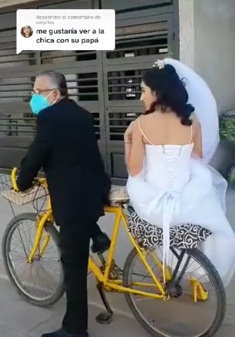 Papá lleva a su hija en bicicleta el día de su boda