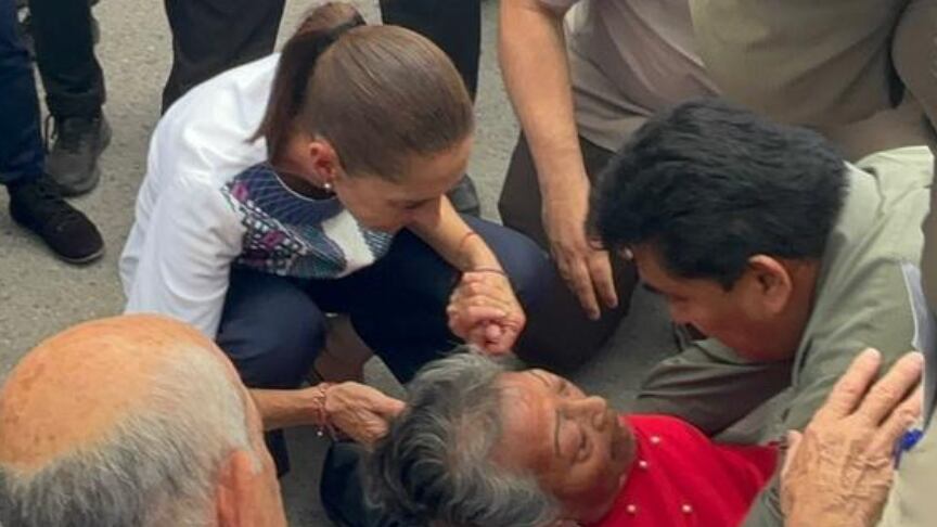 Sheinbaum auxilia a mujer desmayada durante evento en San Luis Potosí