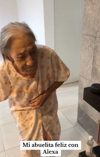 Abuelita emocionada porque Alexa le puso su canción favorita