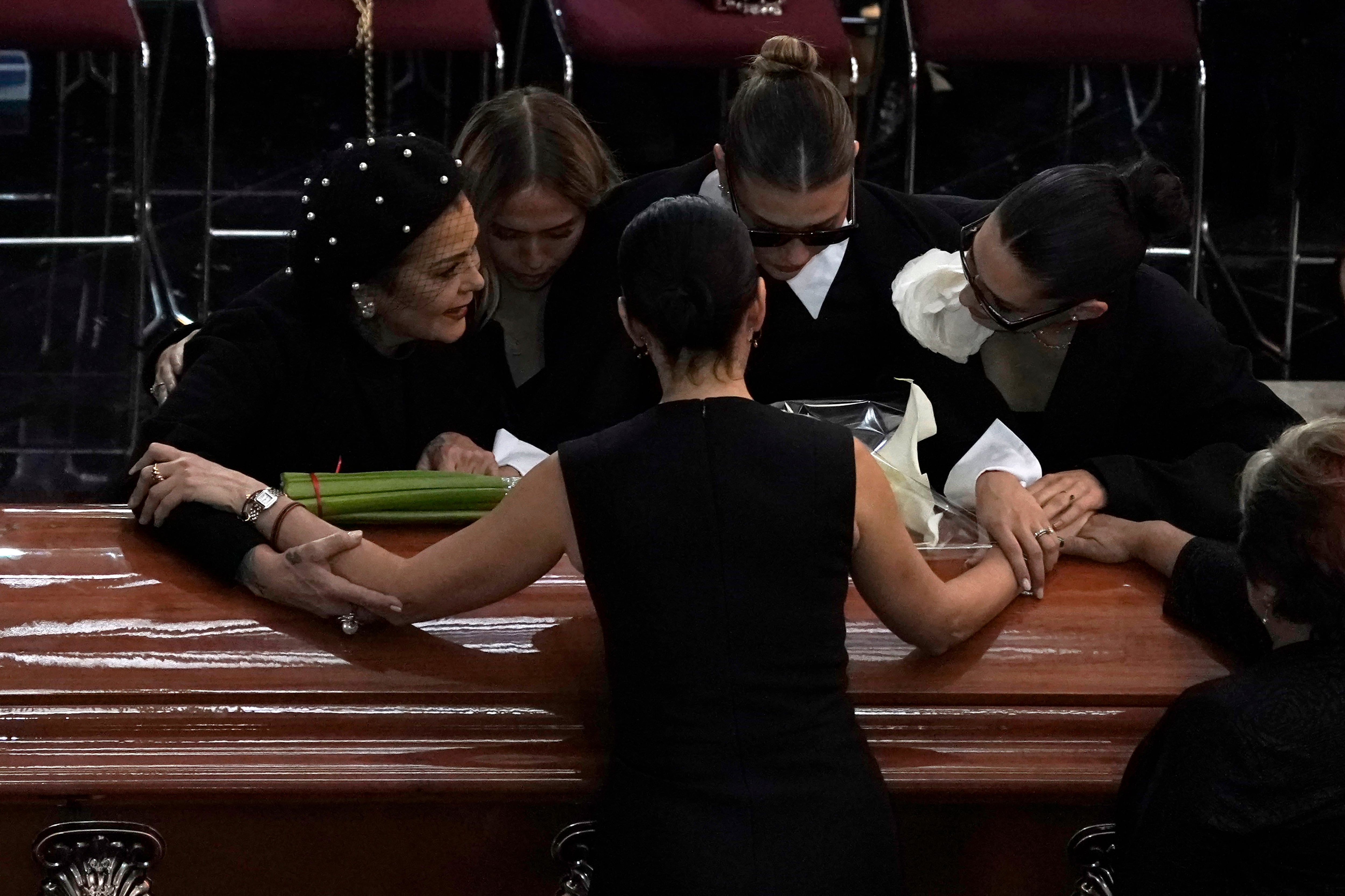 Giordana Guzmán, Sylvia Pasquel, Alejandra Guzmán, Stephanie Salas, Michelle Salas y Camila Valero