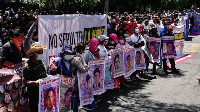 Protesta de las familias de los 43 en la embajada de Israel