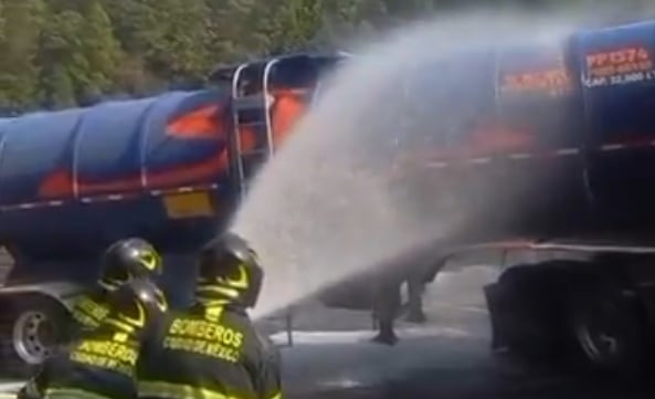 Fuga de combustible en pipa moviliza a bomberos en México–Toluca