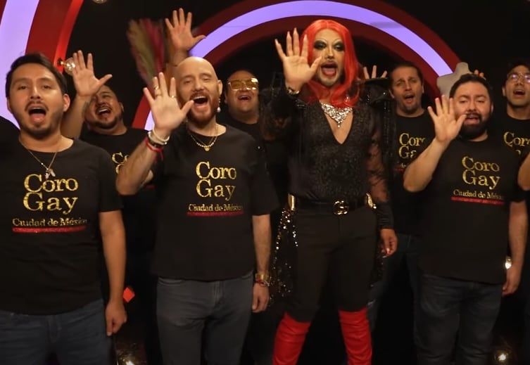 Alcalde de Neza cantando con el coro gay de la CDMX