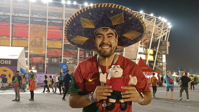 Fan lleva peluche del Dr. Simi de Cristiano Ronaldo