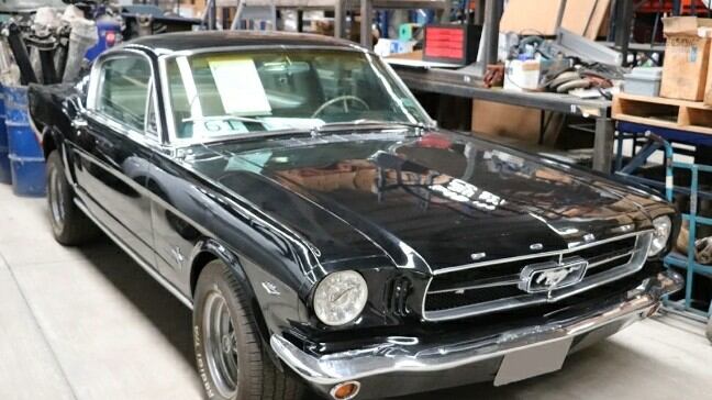 Subastan Mustang clásico modelo 1965 por 930 mil pesos