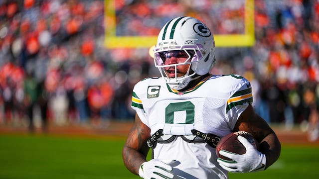 Josh Jacobs, de los Packers, queda libre mientras evalúan presentar cargos.