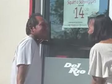 Mujer amarra a su novio como si fuera un perro