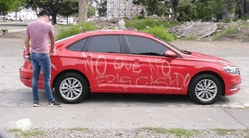 Exhibe a su amante con rayón en carro