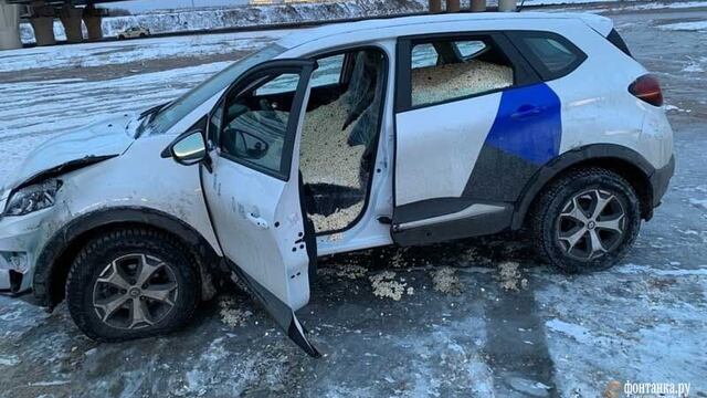 En Rusia jóvenes llenan de palomitas un auto