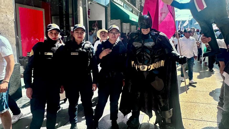 Batman en el "Arancel Fest" en el Zócalo de la CDMX