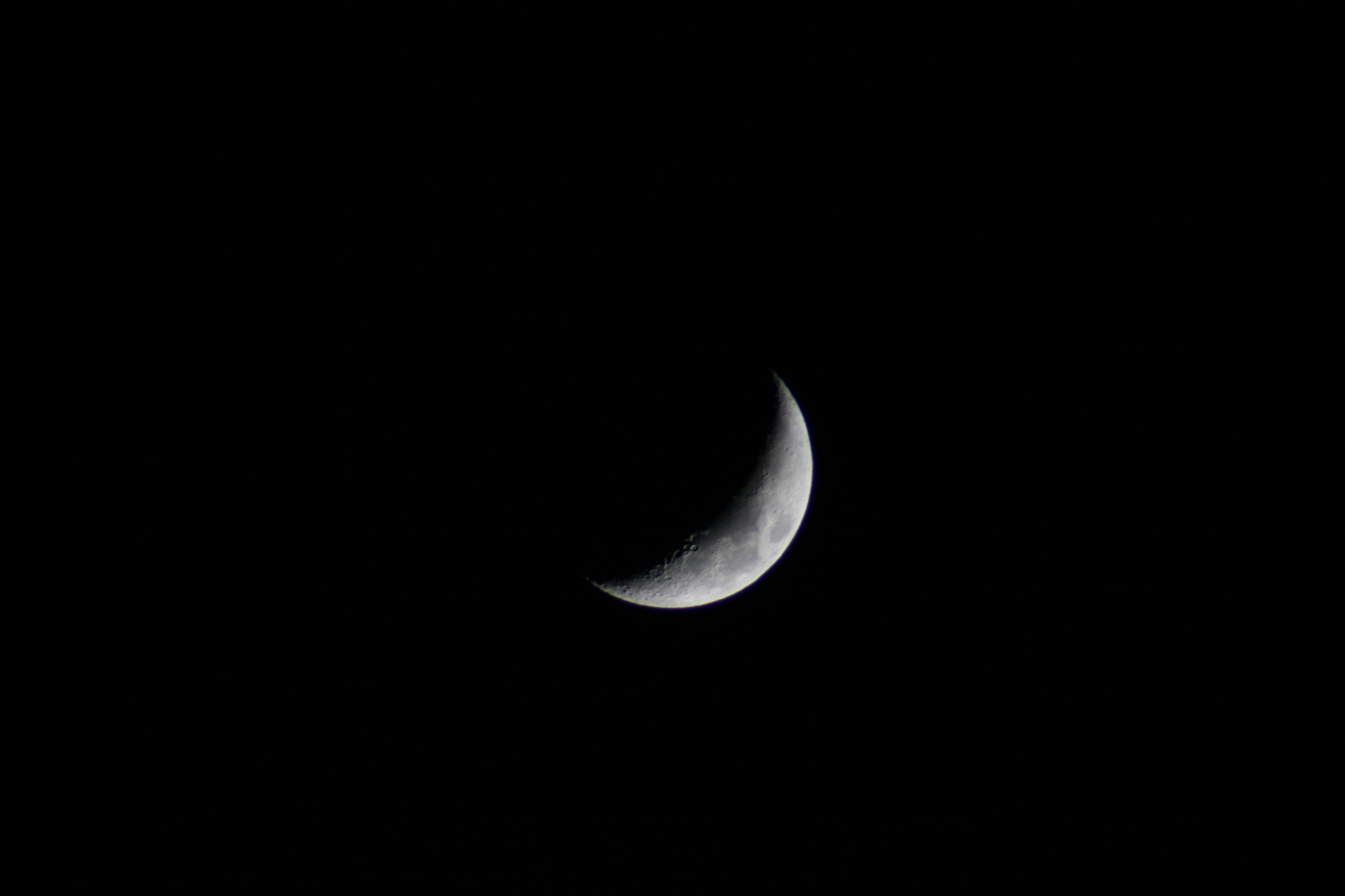 ¿Por qué no se debe cortar el pelo y uñas durante la luna menguante?