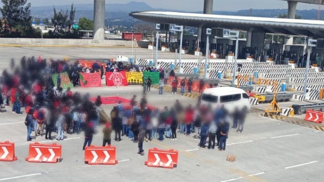 Caos en la México-Cuernavaca: normalistas bloquean caseta Tlalpan