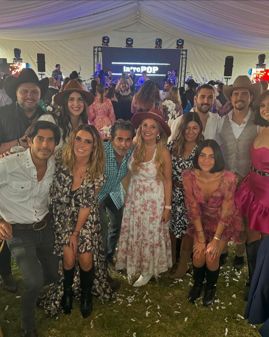 Tania Rincón con Pedro Pereyra con sus amigos.