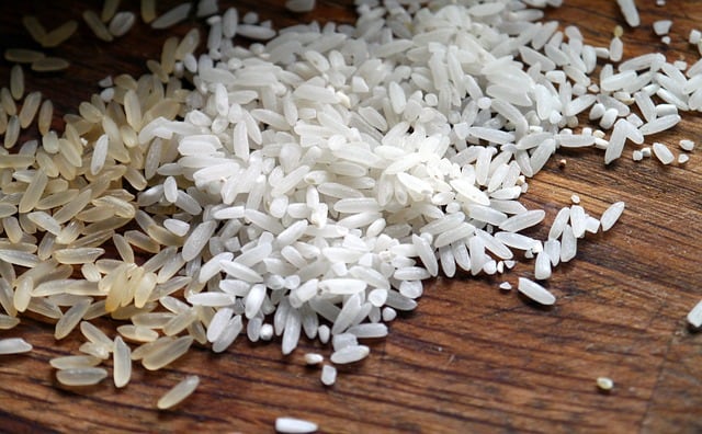 Hombre lanza botellas de arroz al mar en Corea del Sur