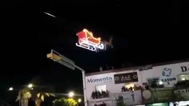 Santa Claus aterrizando en Apizaco