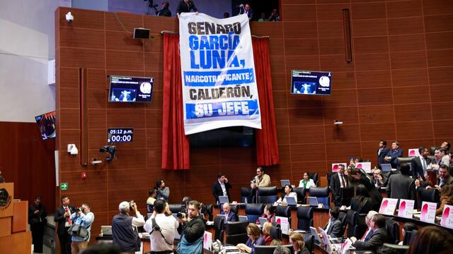 Genaro García Luna: Cuelgan enorme manta en el Senado donde lo llaman narcotraficante y Calderón su jefe