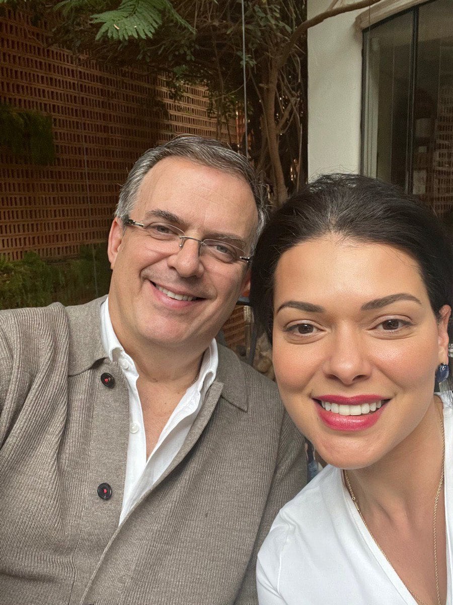 Marcelo Ebrard y su esposa Rosalinda Bueso