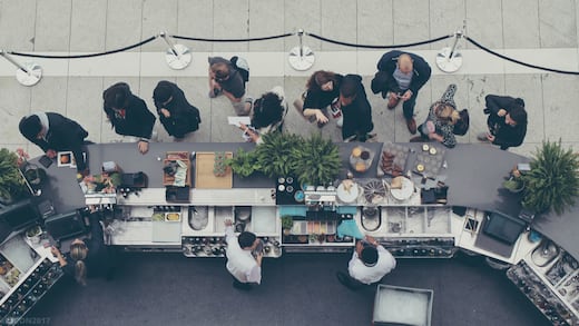 ¿Extrañas la fiesta? Así puedes protegerte del coronavirus en bares y restaurantes