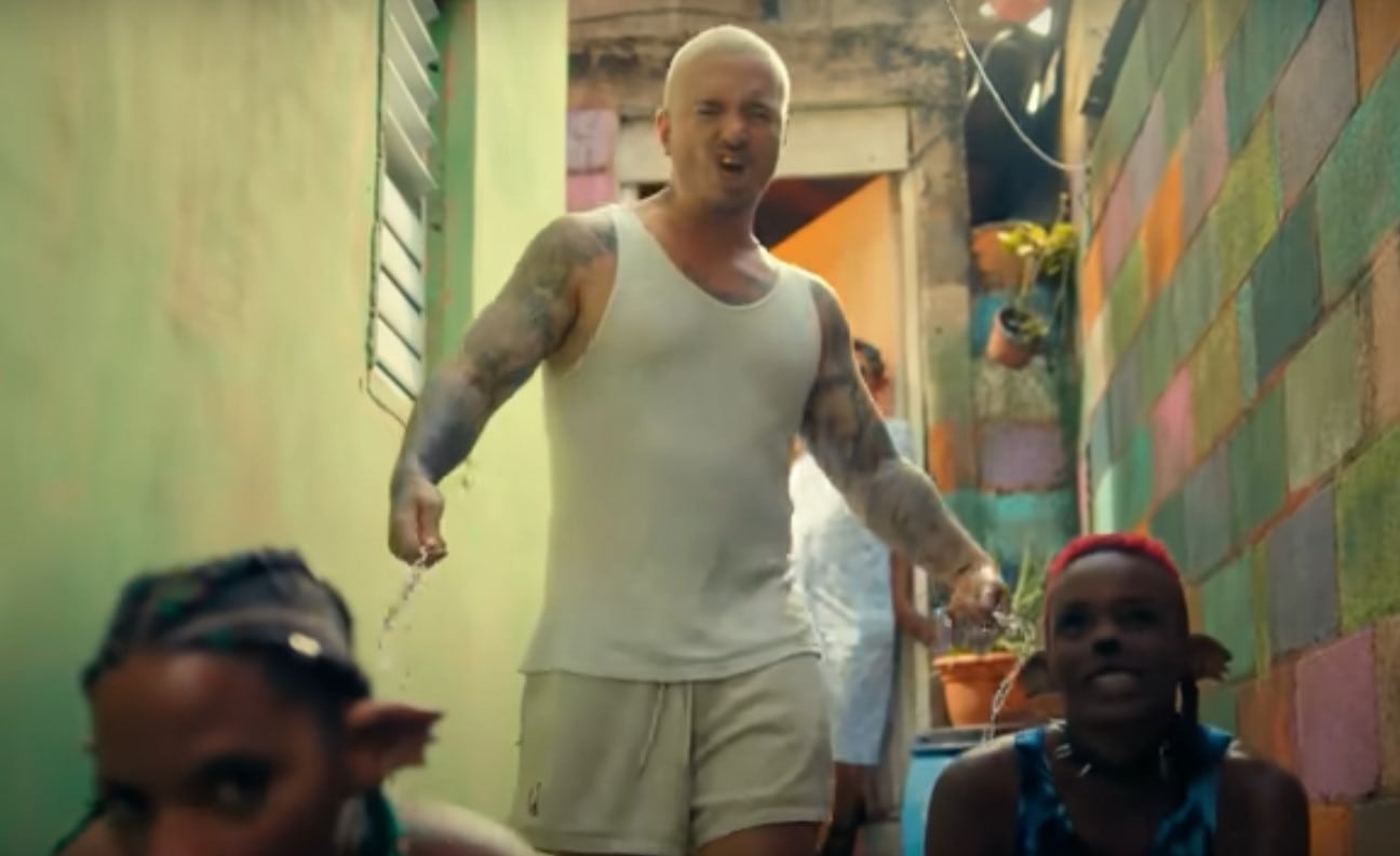 J Balvin en su videoclip 'Perra'