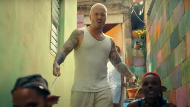 J Balvin en su videoclip 'Perra'
