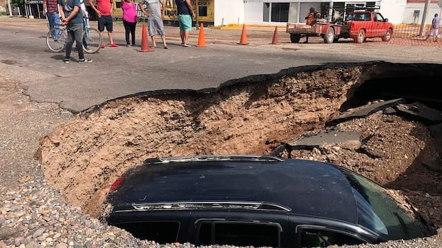 Camioneta en socavón
