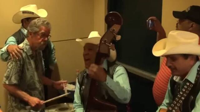 Doug Clifford . Palomazo.