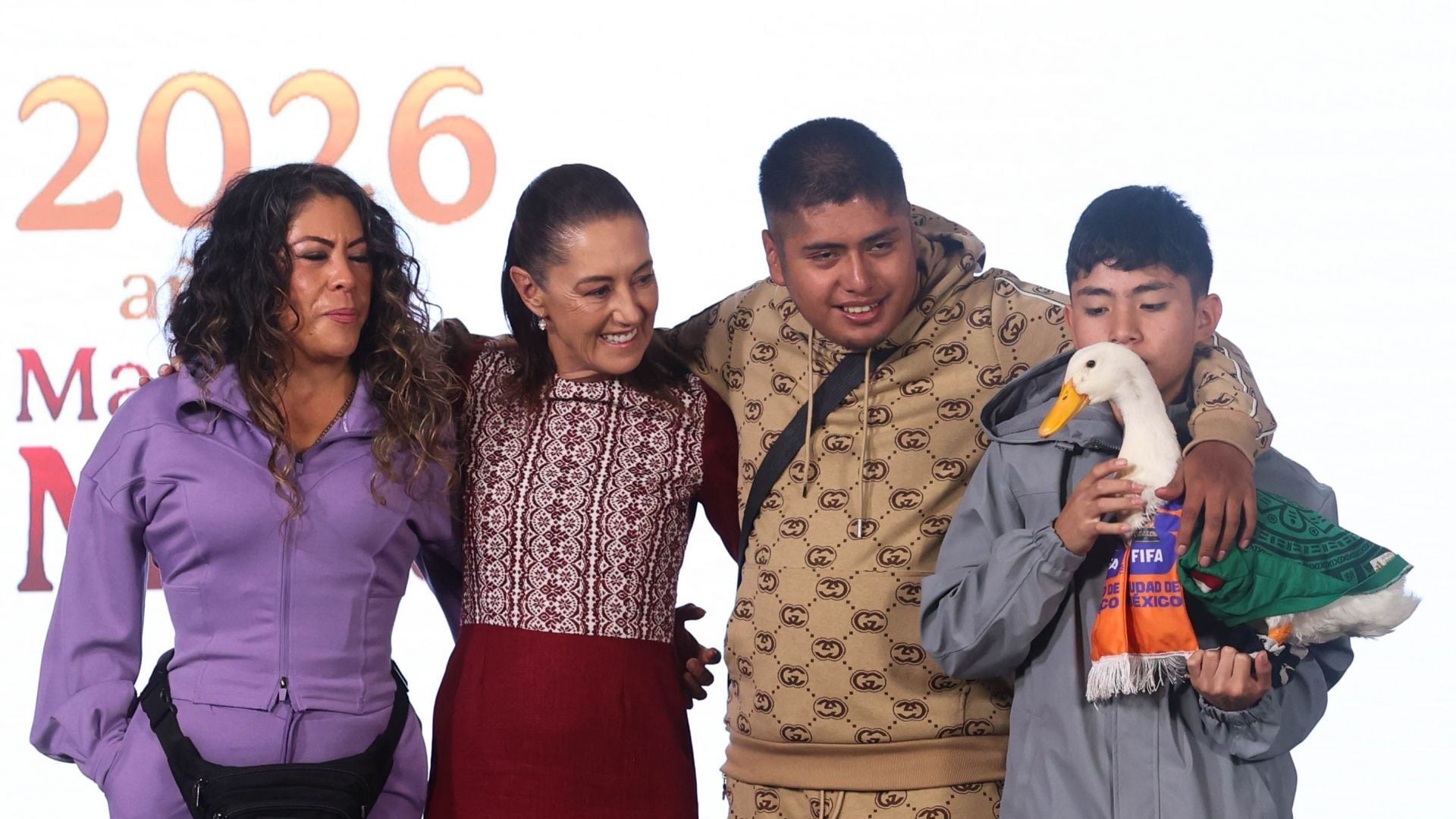 El pato Merlín roba cámara en primera fila durante la mañanera de Claudia Sheinbaum