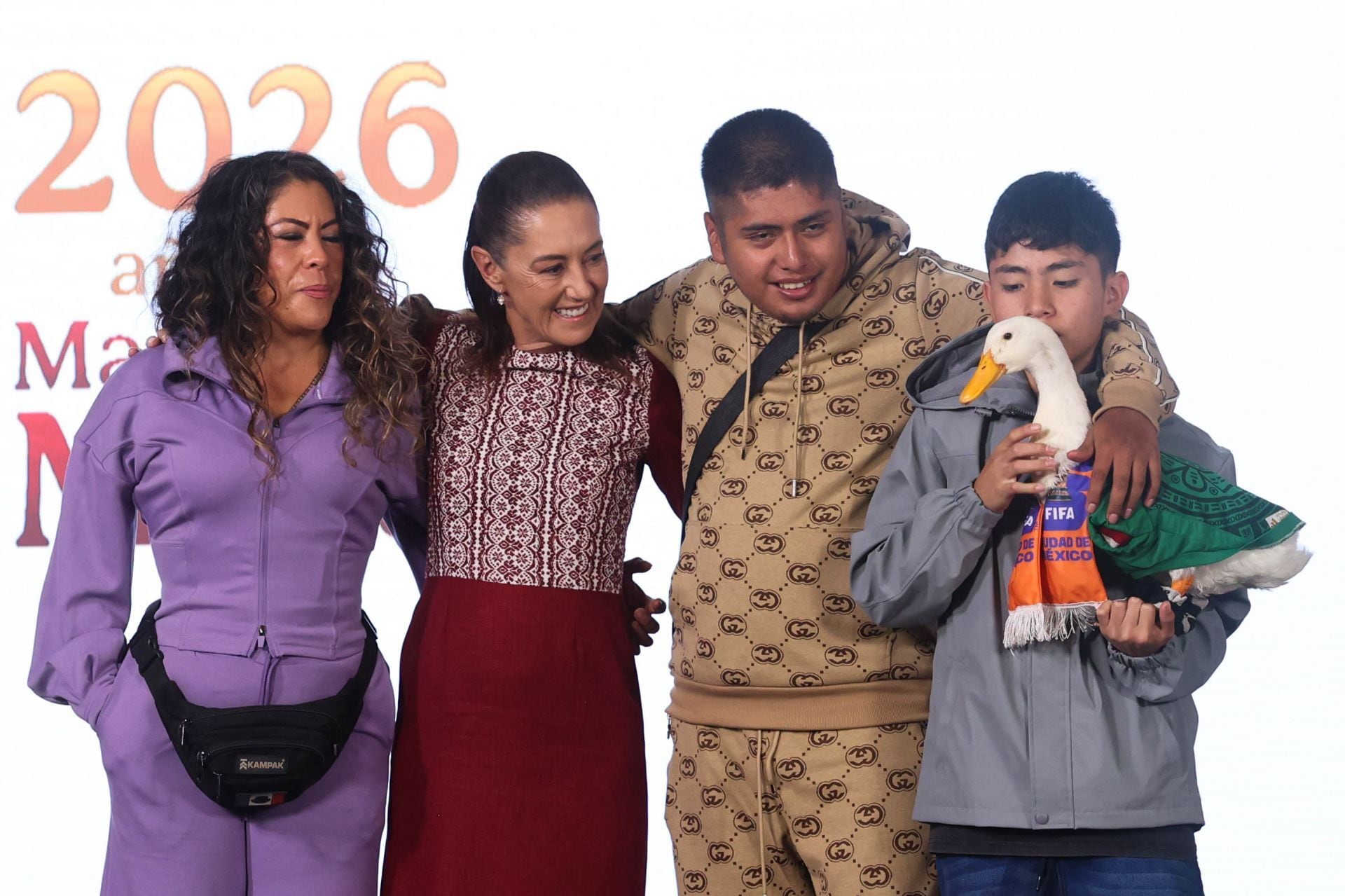 El Pato Merlín y su familia estuvieron en la Conferencia de Claudia Sheinbaum