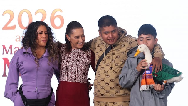 El Pato Merlín y su familia estuvieron en la Conferencia de Claudia Sheinbaum