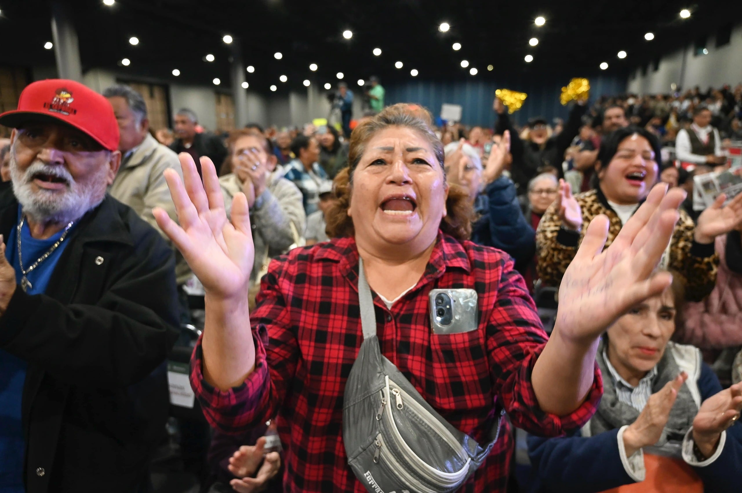 Claudia Sheinbaum encabeza presentación de nuevos programas sociales dirigidos a personas adultas mayores, particularmente mujeres.