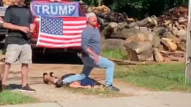 Se mofan de George Floyd.