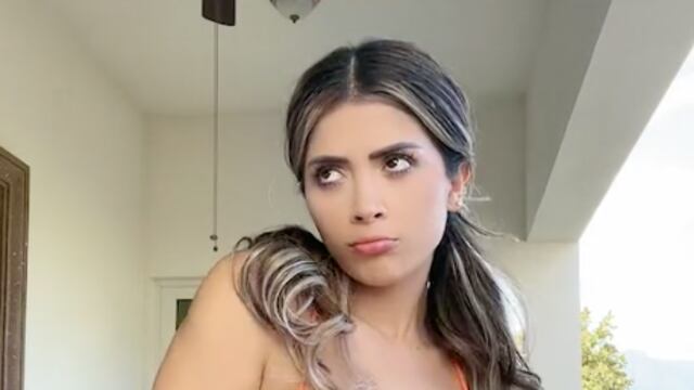 Kimberly Flores conquista TikTok con vestido naranja y tremendo escote