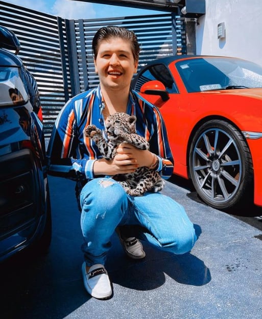 Fofo Márquez con su mascota, un felino en extinción