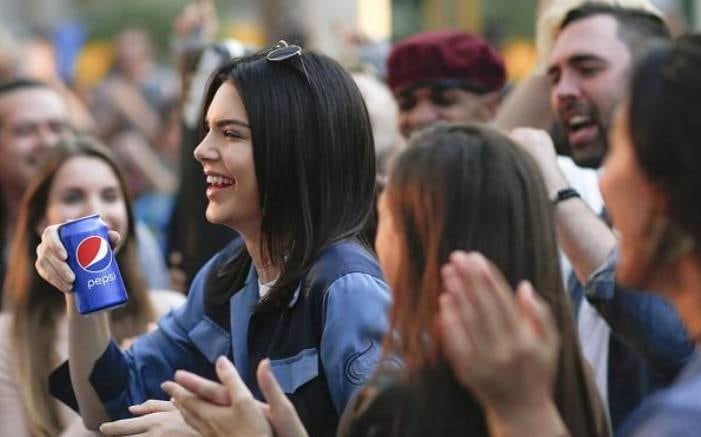 Pepsi se ha distinguido por hacer comerciales que hablan de la nueva generación, de la revolución.