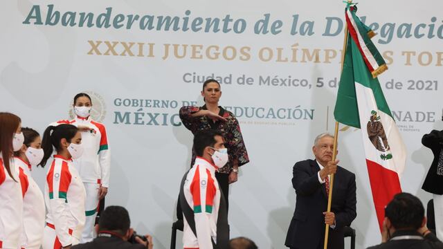 AMLO abandera a la delegación mexicana