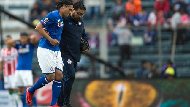 El 'Gullit' Peña salió lesionado en el duelo ante el Necaxa