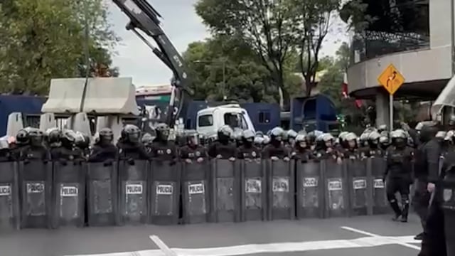 Elementos de la SSC bloquean calzada Tlalpan para impedir que la CNTE se dirija al Estadio Ciudad de México.