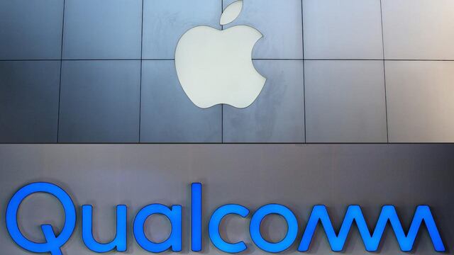 Logotipos de Apple y Qualcomm.